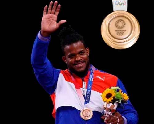 Luchador de Cuba rompe su techo olímpico y celebra medalla