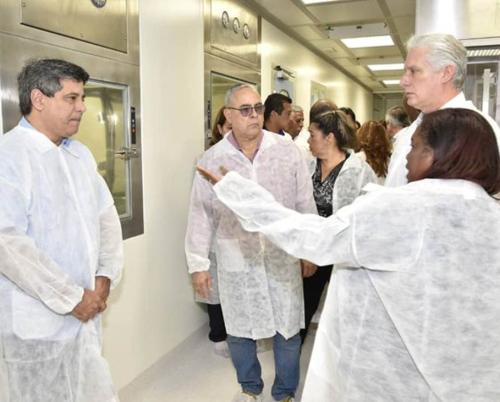 Presidente de Cuba inaugura planta productora de antibióticos